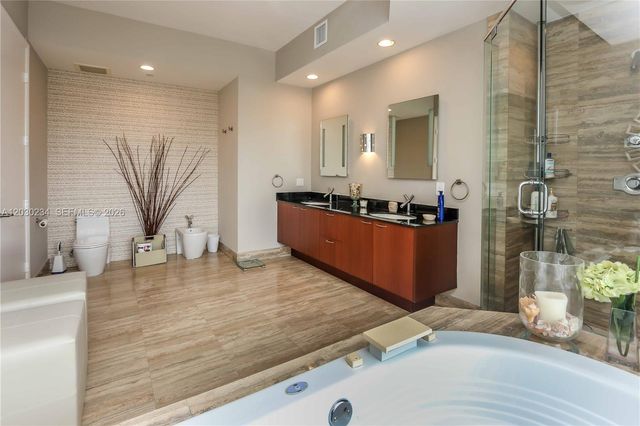15901 Collins Avenue 2004, Sunny Isles Beach, FL 33160