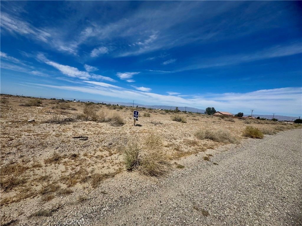 Image 6 of property listing at 1109 Seaview Avenue, Thermal, CA 92274
