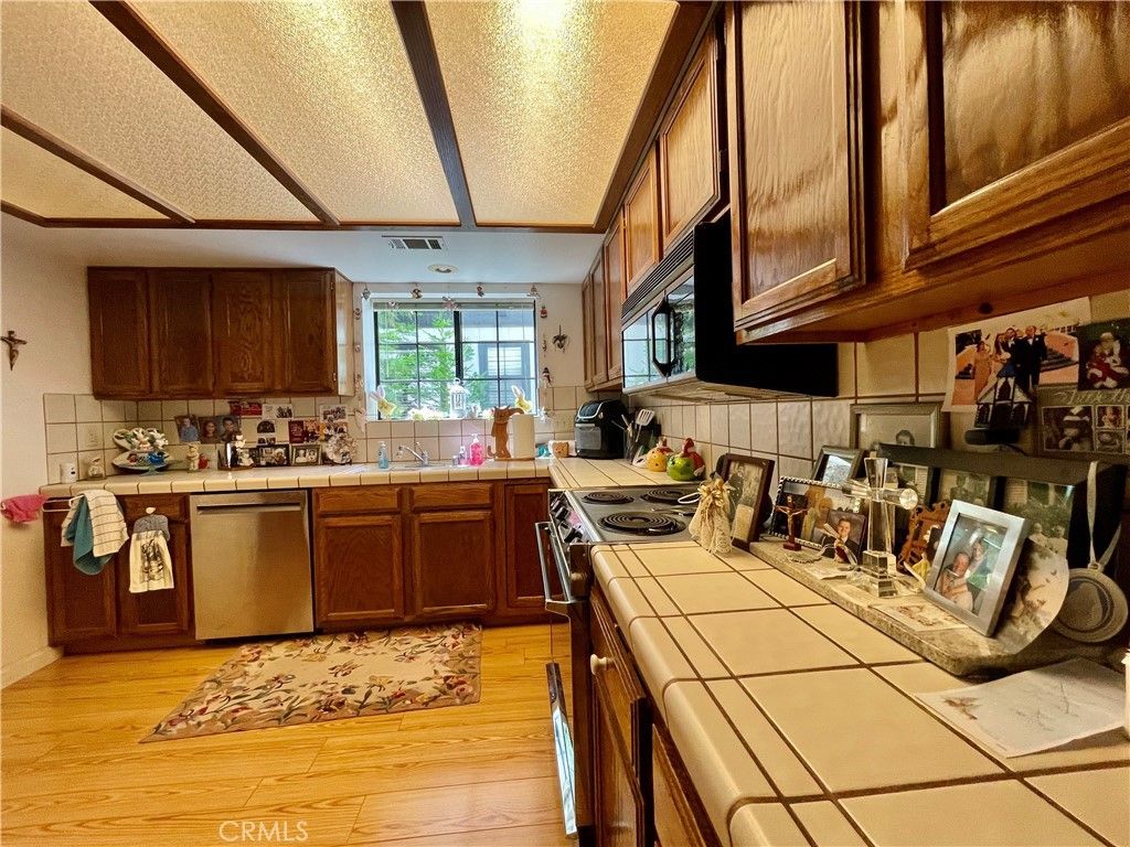 Image 6 of property listing at 40642 Road 222, Bass Lake, CA 93604