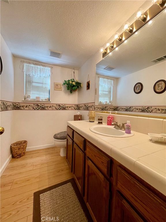Image 8 of property listing at 40642 Road 222, Bass Lake, CA 93604