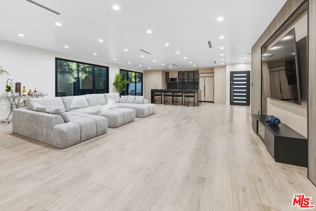 16823 Valerio Street, Lake Balboa, CA 91406