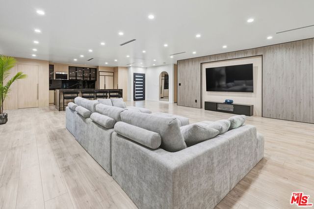 16823 Valerio Street, Lake Balboa, CA 91406