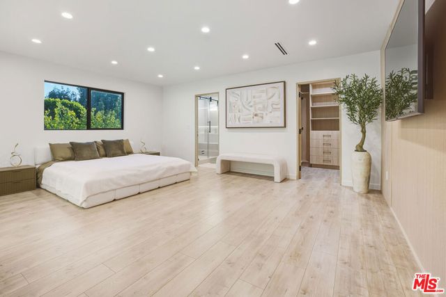 16823 Valerio Street, Lake Balboa, CA 91406