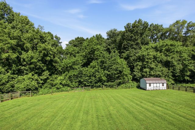 214 Mary Alice Dr, Leoma, TN 38468