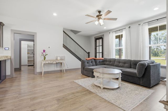 214 Mary Alice Dr, Leoma, TN 38468