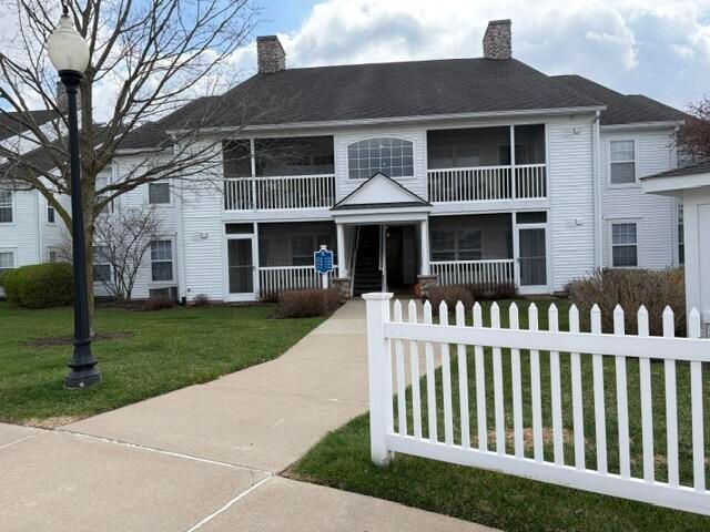 2736 S Knightsbridge Circle, Ann Arbor, MI 48105