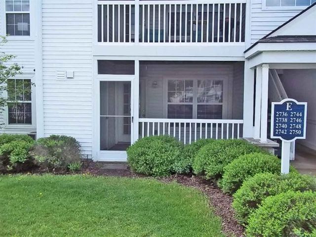 2736 S Knightsbridge Circle, Ann Arbor, MI 48105