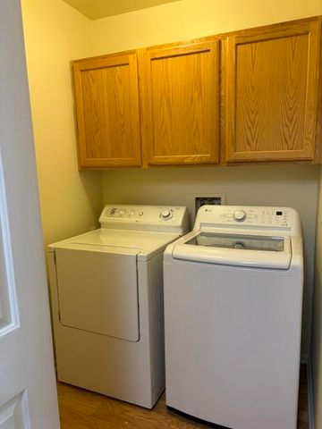 2736 S Knightsbridge Circle, Ann Arbor, MI 48105