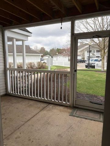 2736 S Knightsbridge Circle, Ann Arbor, MI 48105