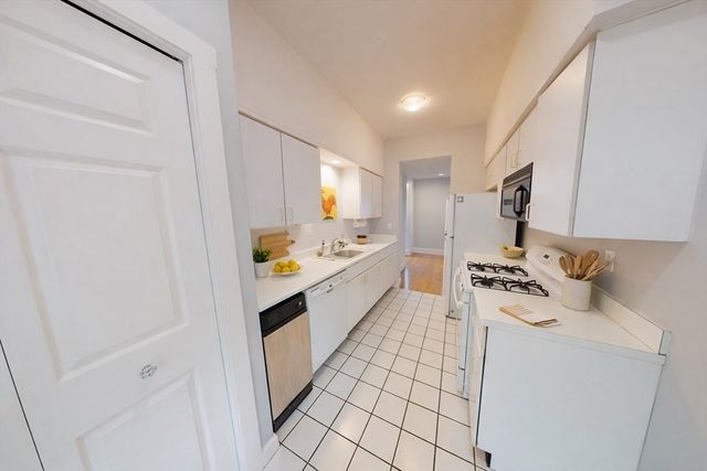 216 Summit Ave 201, Brookline, MA 02446