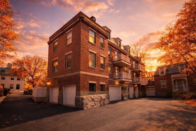 216 Summit Ave 201, Brookline, MA 02446