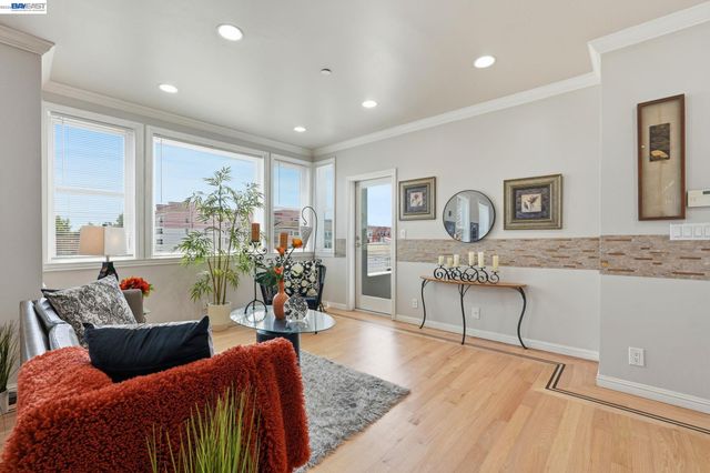 252 International Blvd 303, Oakland, CA 94606