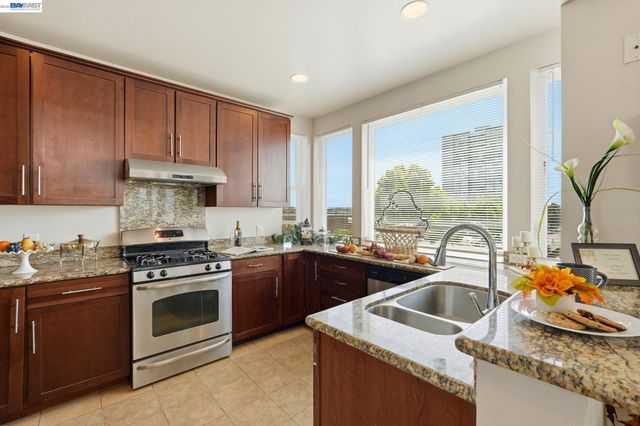 252 International Blvd 303, Oakland, CA 94606