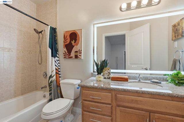 252 International Blvd 303, Oakland, CA 94606