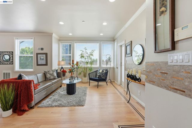 252 International Blvd 303, Oakland, CA 94606