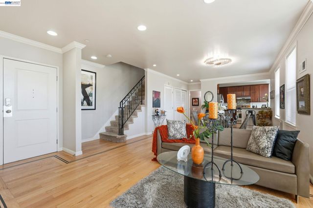 252 International Blvd 303, Oakland, CA 94606