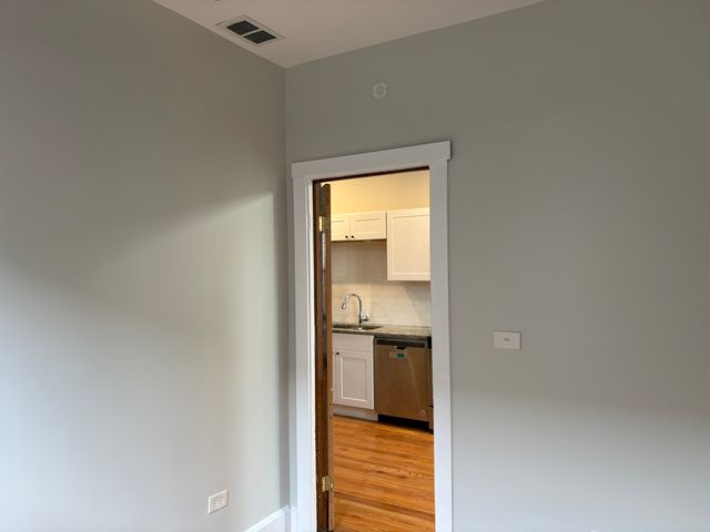 2146 W 22nd Place 2, Chicago, IL 60608