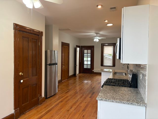 2146 W 22nd Place 2, Chicago, IL 60608