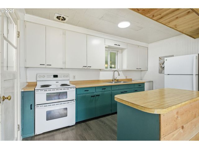 76395 RIVER Rd, Oakridge, OR 97463