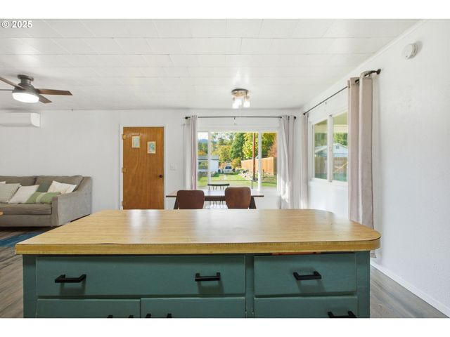 76395 RIVER Rd, Oakridge, OR 97463