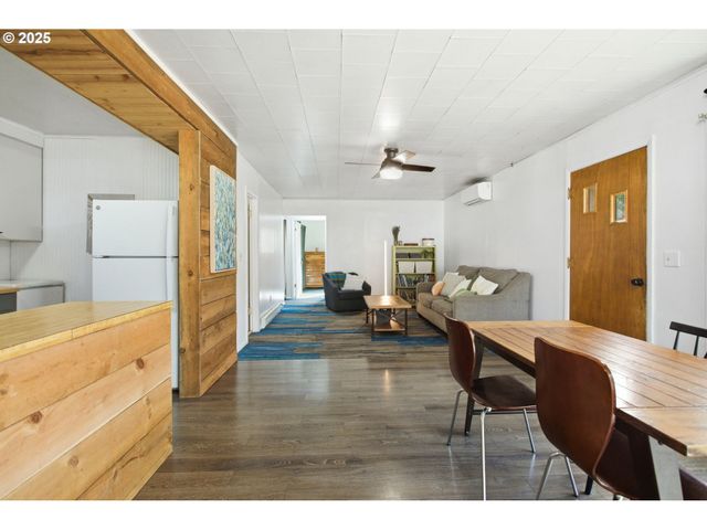 76395 RIVER Rd, Oakridge, OR 97463