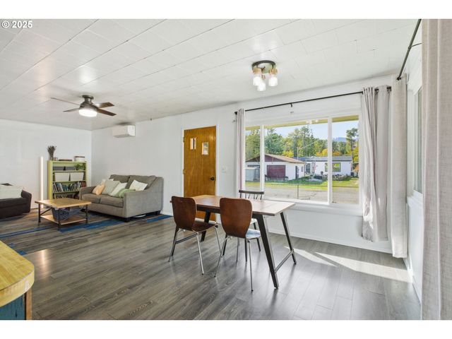 76395 RIVER Rd, Oakridge, OR 97463