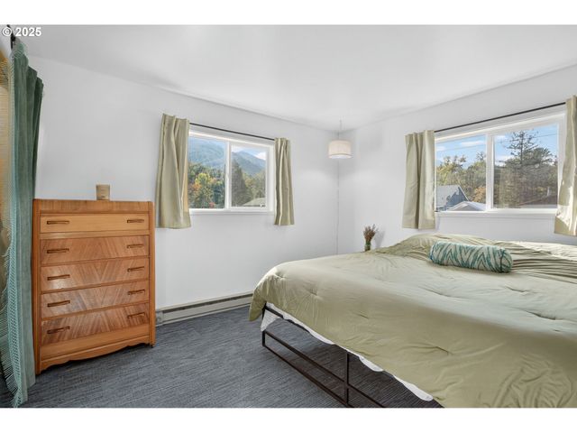 76395 RIVER Rd, Oakridge, OR 97463