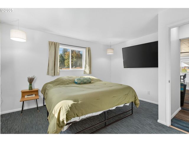 76395 RIVER Rd, Oakridge, OR 97463