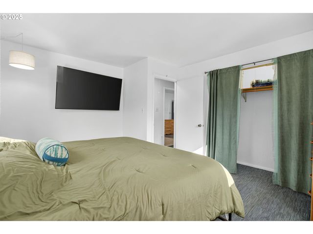 76395 RIVER Rd, Oakridge, OR 97463