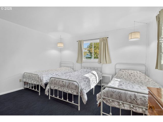 76395 RIVER Rd, Oakridge, OR 97463