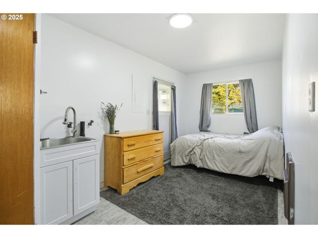 76395 RIVER Rd, Oakridge, OR 97463