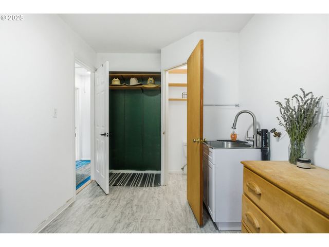 76395 RIVER Rd, Oakridge, OR 97463