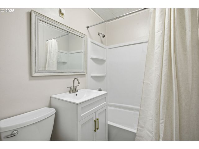 76395 RIVER Rd, Oakridge, OR 97463
