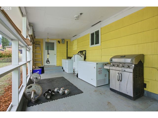 76395 RIVER Rd, Oakridge, OR 97463