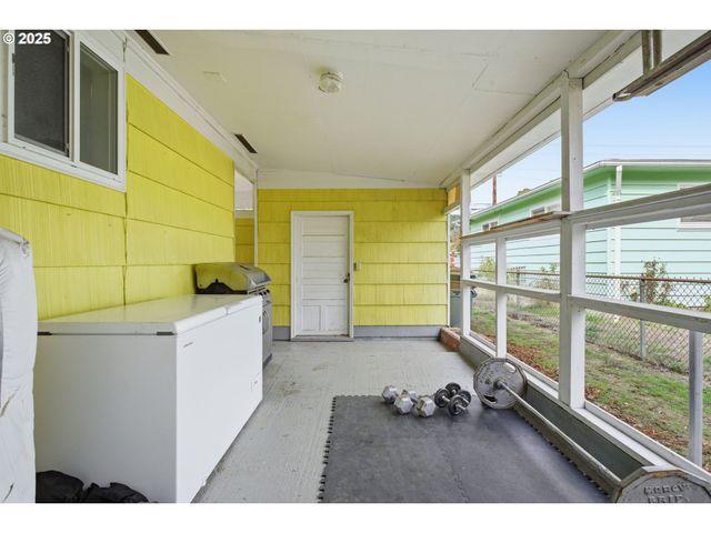 76395 RIVER Rd, Oakridge, OR 97463