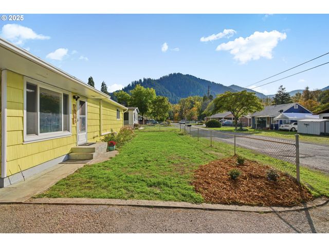 76395 RIVER Rd, Oakridge, OR 97463