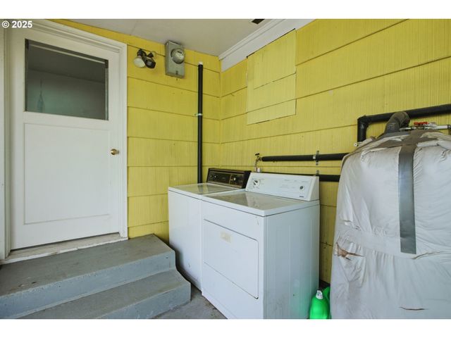 76395 RIVER Rd, Oakridge, OR 97463