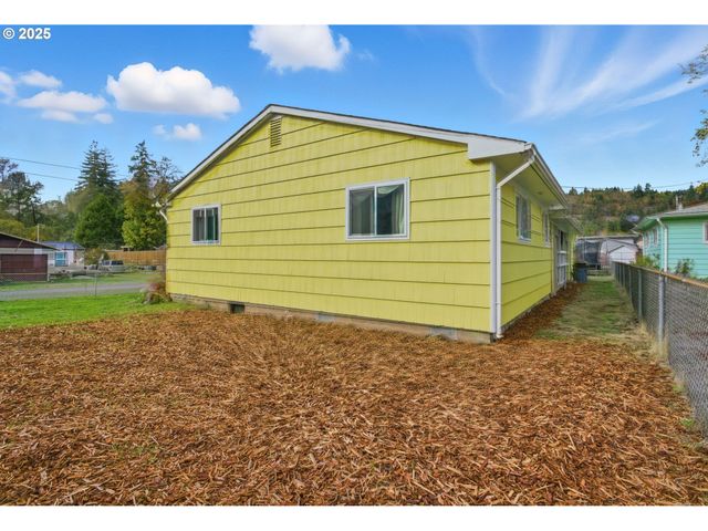 76395 RIVER Rd, Oakridge, OR 97463