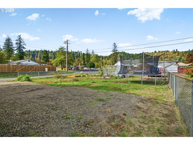 76395 RIVER Rd, Oakridge, OR 97463