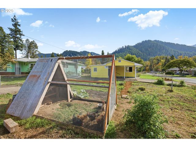 76395 RIVER Rd, Oakridge, OR 97463