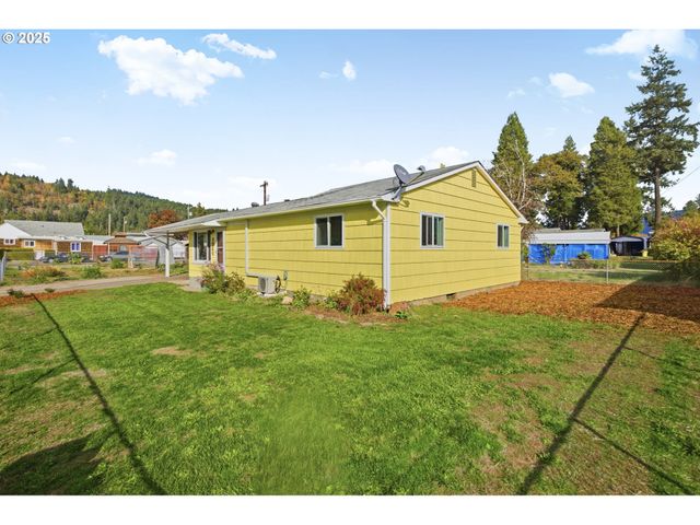 76395 RIVER Rd, Oakridge, OR 97463