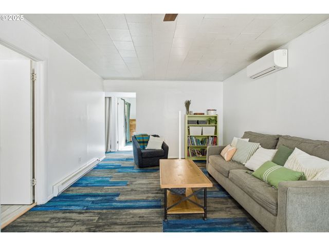 76395 RIVER Rd, Oakridge, OR 97463