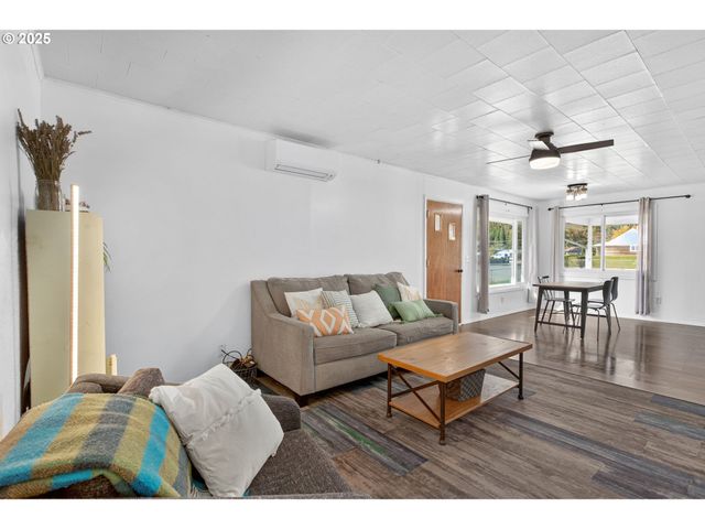 76395 RIVER Rd, Oakridge, OR 97463