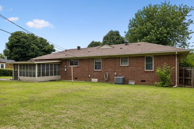5 Richmond Dr, Clarksville, TN 37042