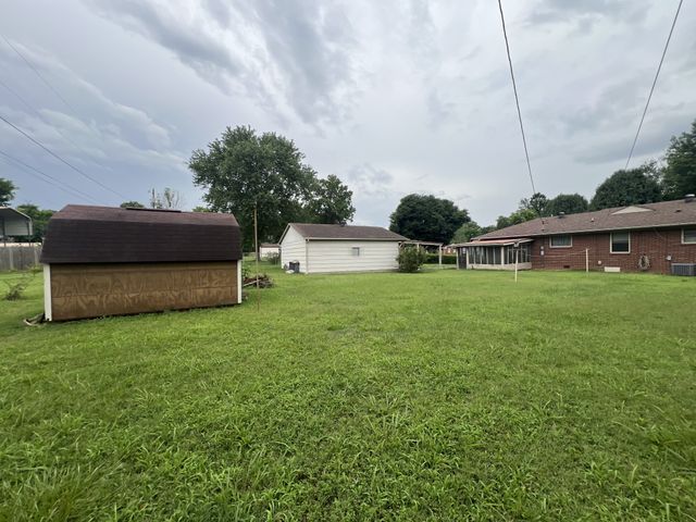 5 Richmond Dr, Clarksville, TN 37042
