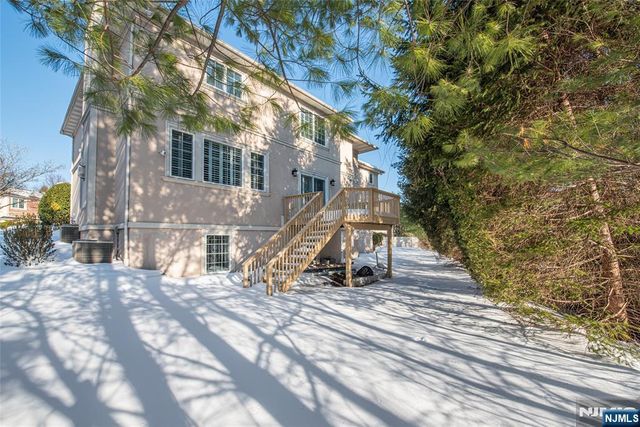 6 Merrimack Court, Paramus, NJ 07652