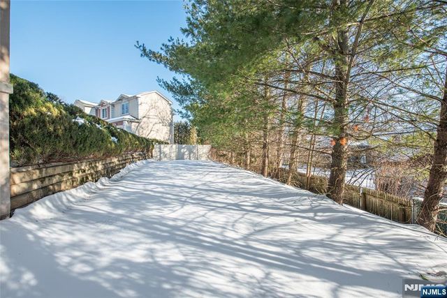 6 Merrimack Court, Paramus, NJ 07652