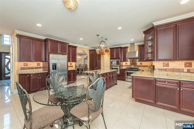 6 Merrimack Court, Paramus, NJ 07652