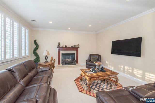 6 Merrimack Court, Paramus, NJ 07652