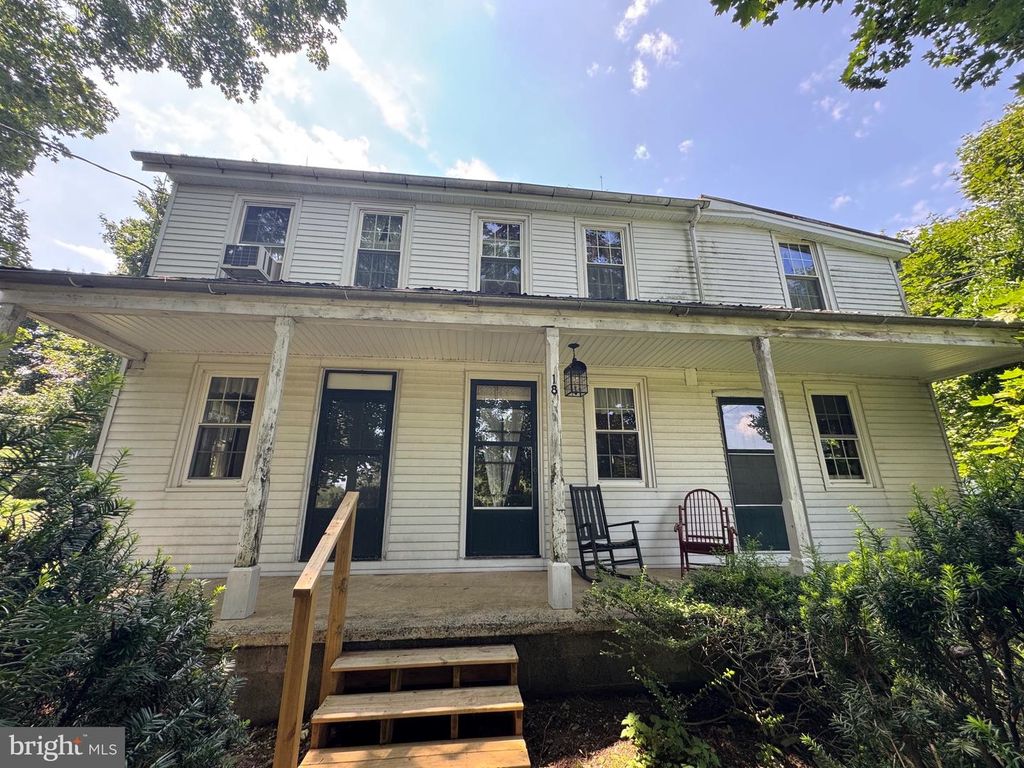 18 ZARTMAN MILL RD, Lititz, PA 17543
